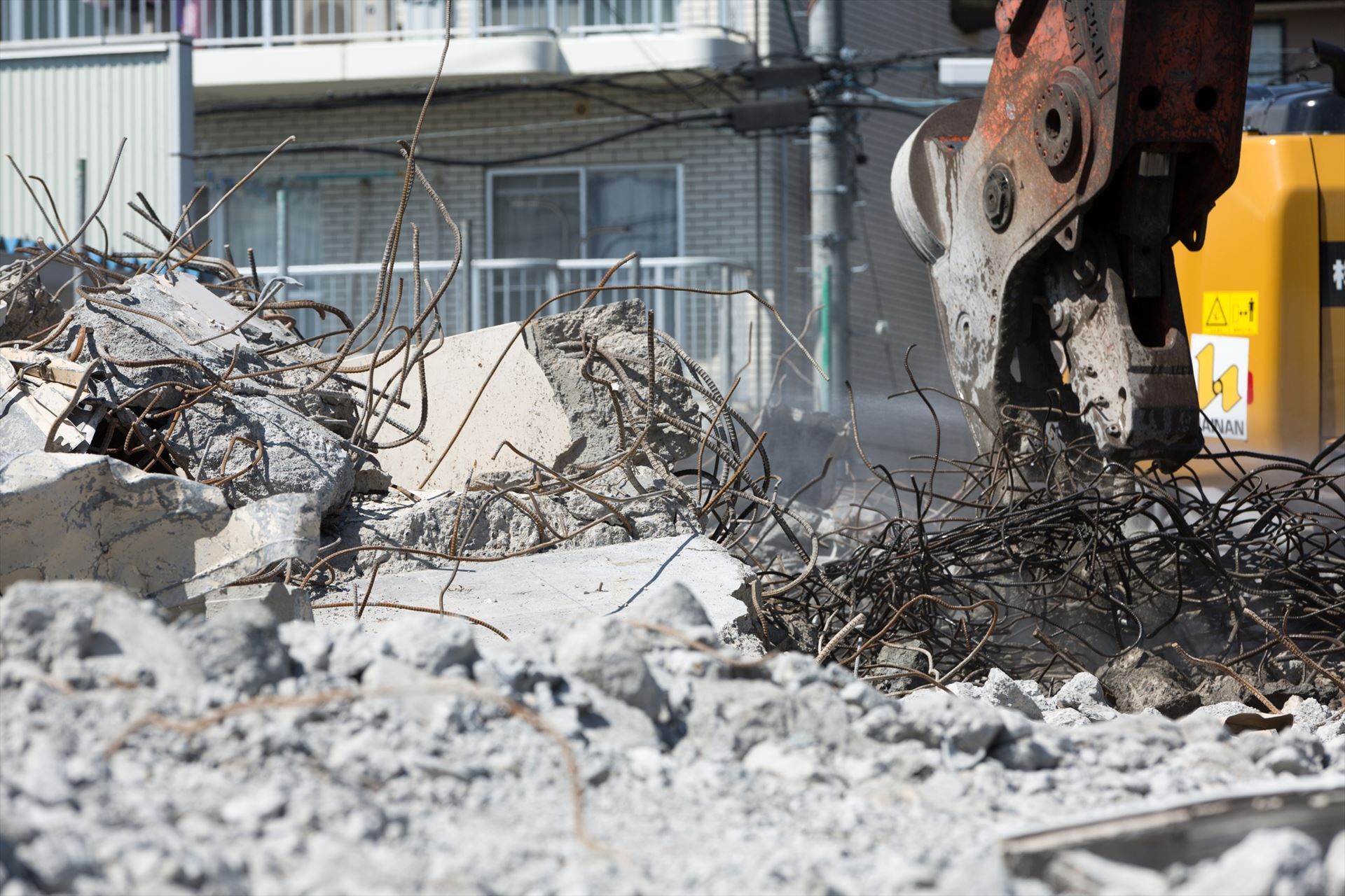 解体後の瓦礫の山_R