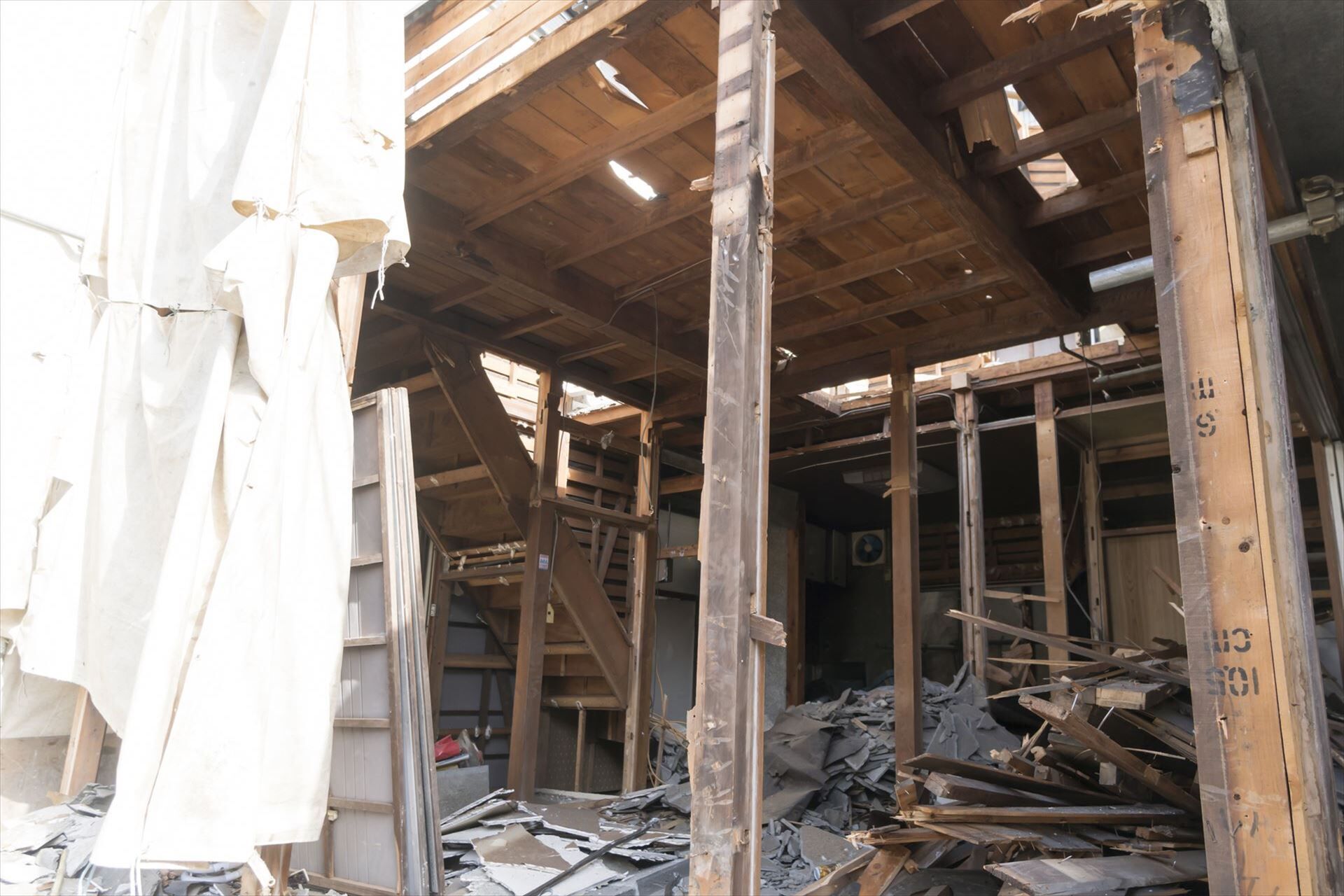 解体中の家屋_R