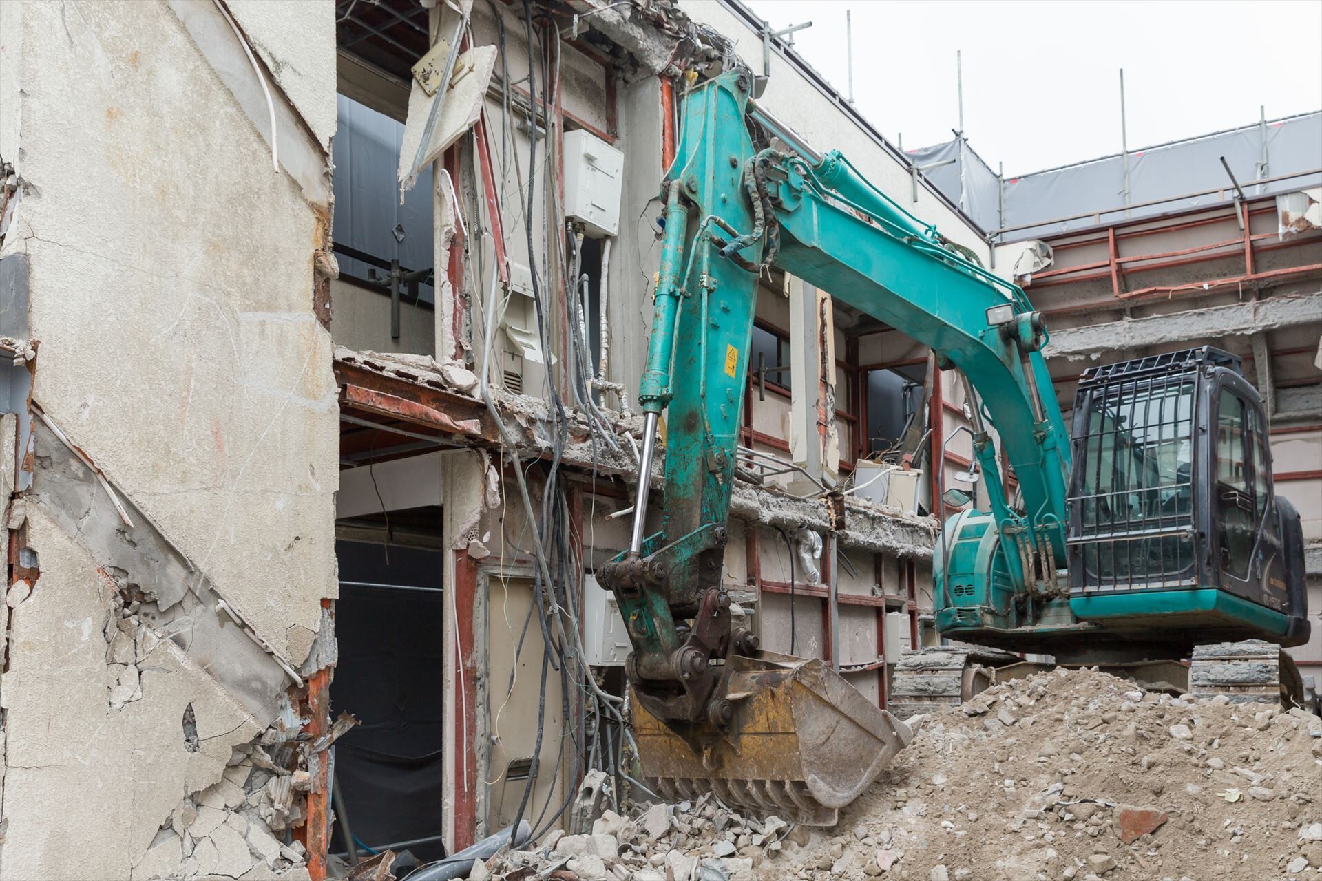 重機での解体現場_R