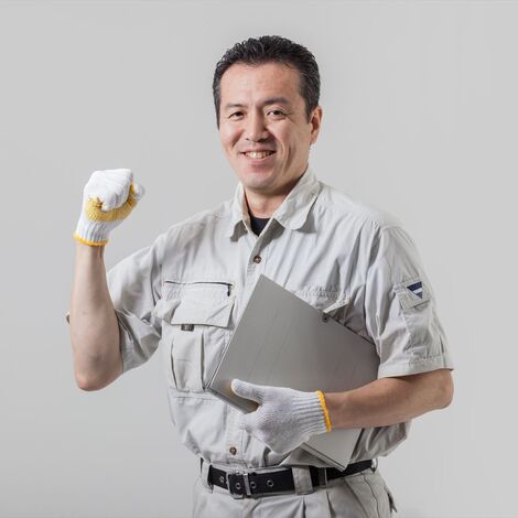 ポーズを決める作業服の男性_R