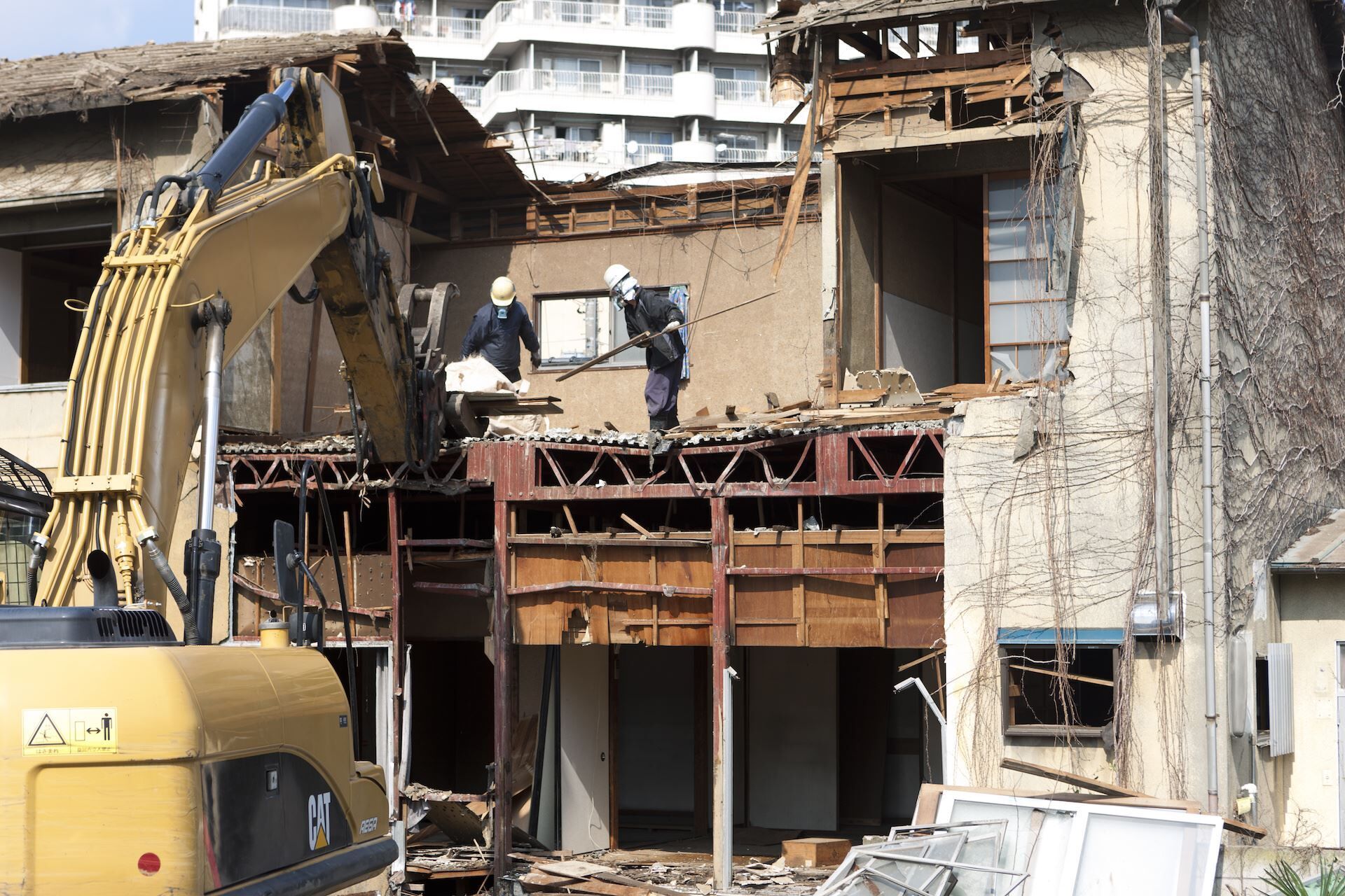 解体中の住宅_R